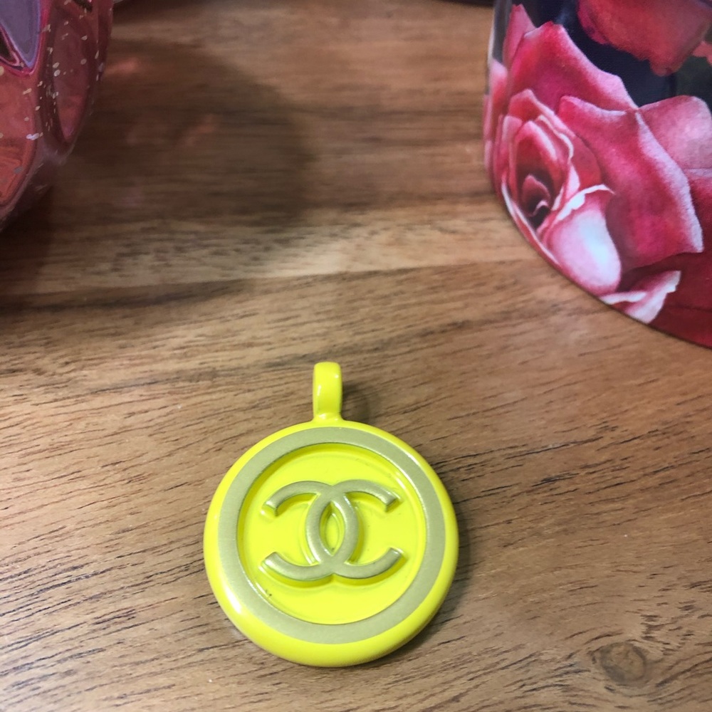 CHANEL pendant